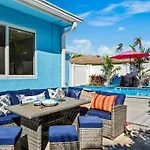 Stylish Tropical Pool Home, Large Deck & Pool Table