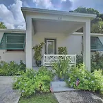 Stylish Delray Beach House Next To Pool