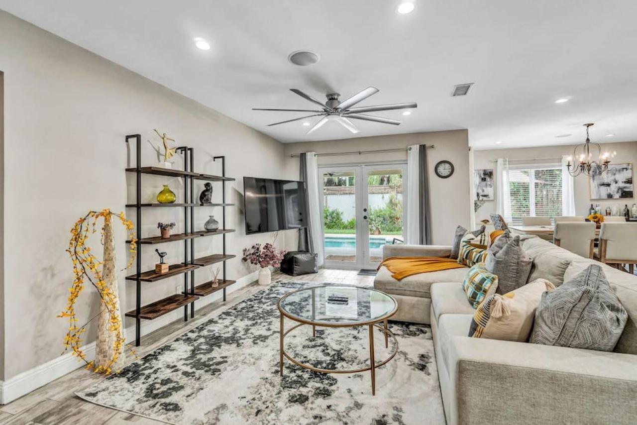 Dinas With Modern Interior And Heated Pool Holiday home Delray Beach