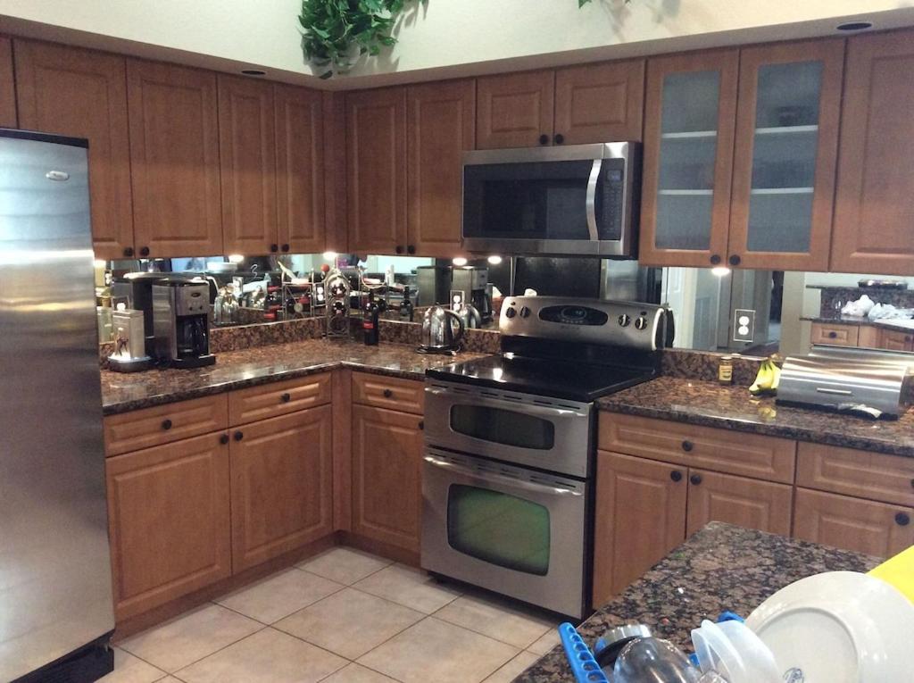 Poolside Paradise: Furnished 3-bedroom With Clubhouse Access Delray Beach