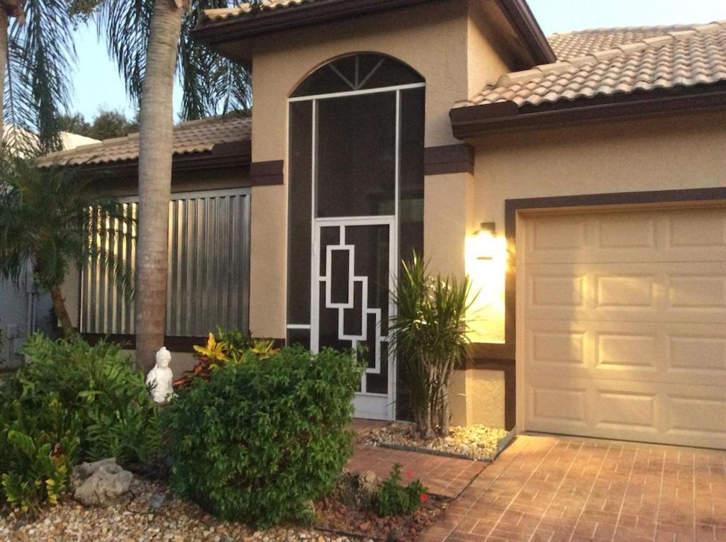Poolside Paradise: Furnished 3-bedroom With Clubhouse Access *
