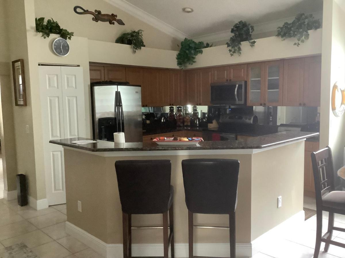 Poolside Paradise: Furnished 3-bedroom With Clubhouse Access Holiday home