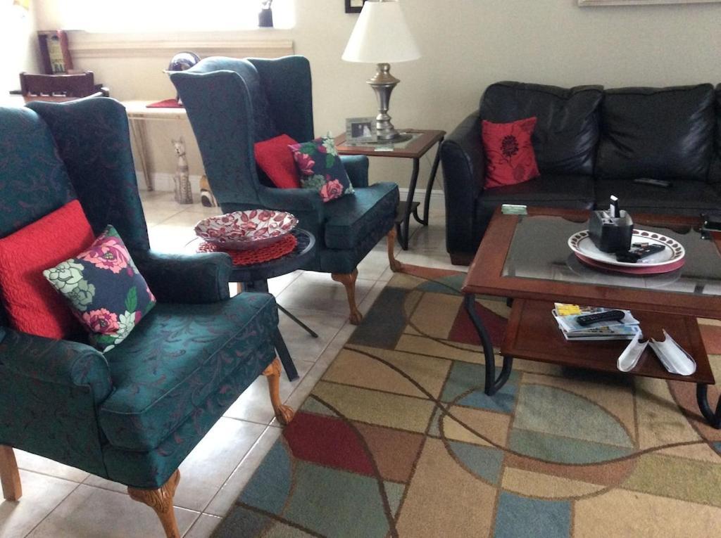 Poolside Paradise: Furnished 3-bedroom With Clubhouse Access *