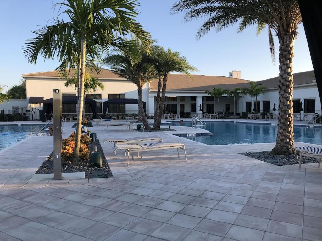 Poolside Paradise: Furnished 3-bedroom With Clubhouse Access Holiday home Delray Beach