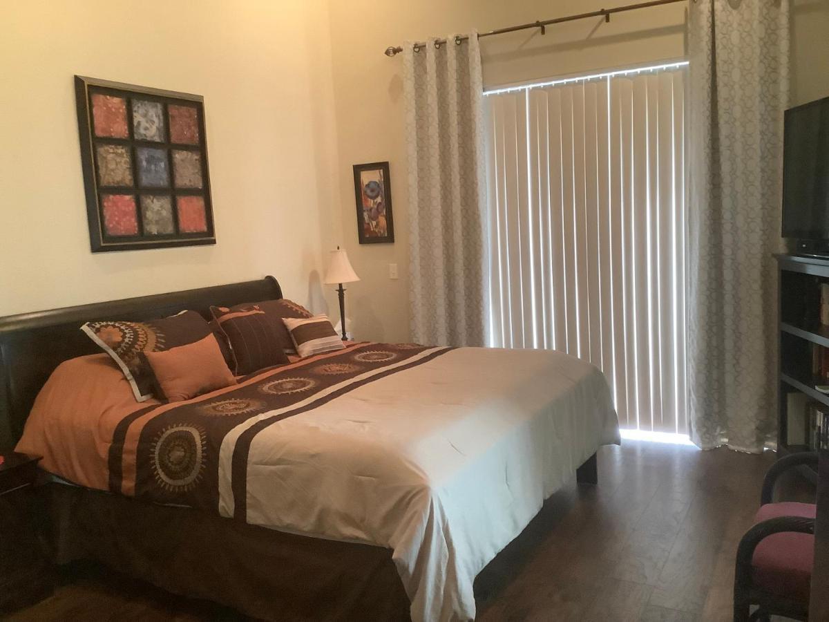 Poolside Paradise: Furnished 3-bedroom With Clubhouse Access Holiday home *
