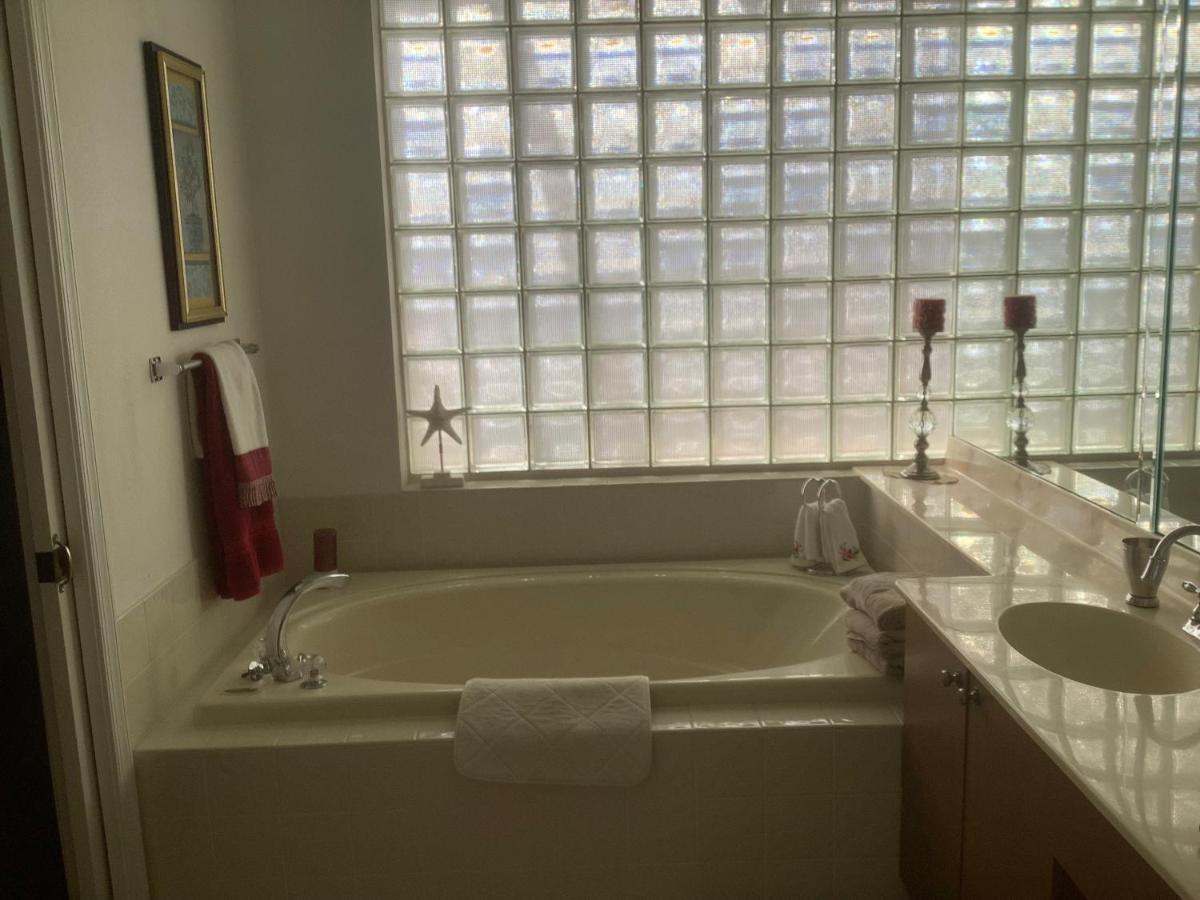 Poolside Paradise: Furnished 3-bedroom With Clubhouse Access Holiday home