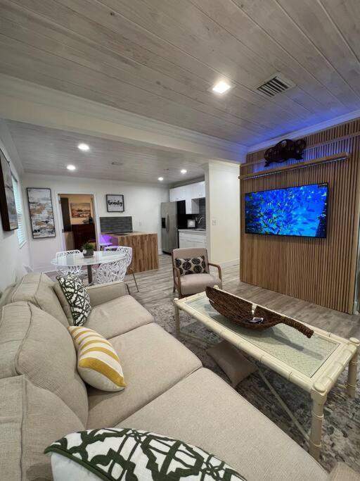 Stylish Delray House Next To Pool Holiday home
