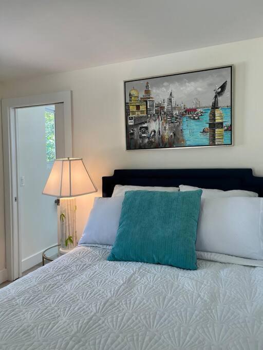 Stylish Delray House Next To Pool Holiday home *