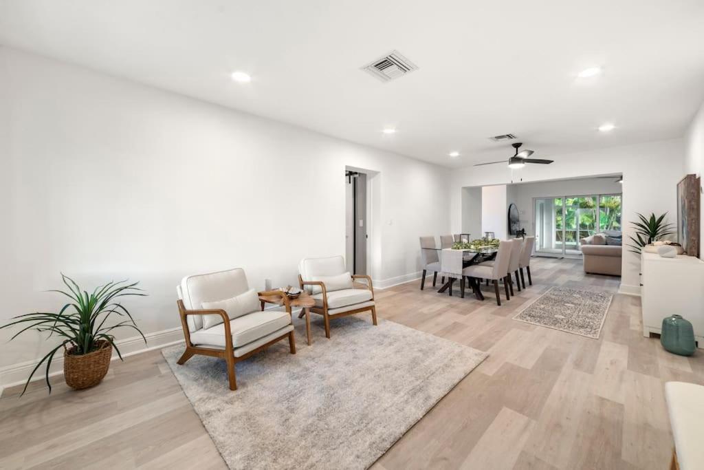 Holiday home Coastal Charm + Modern Comfort Delray!