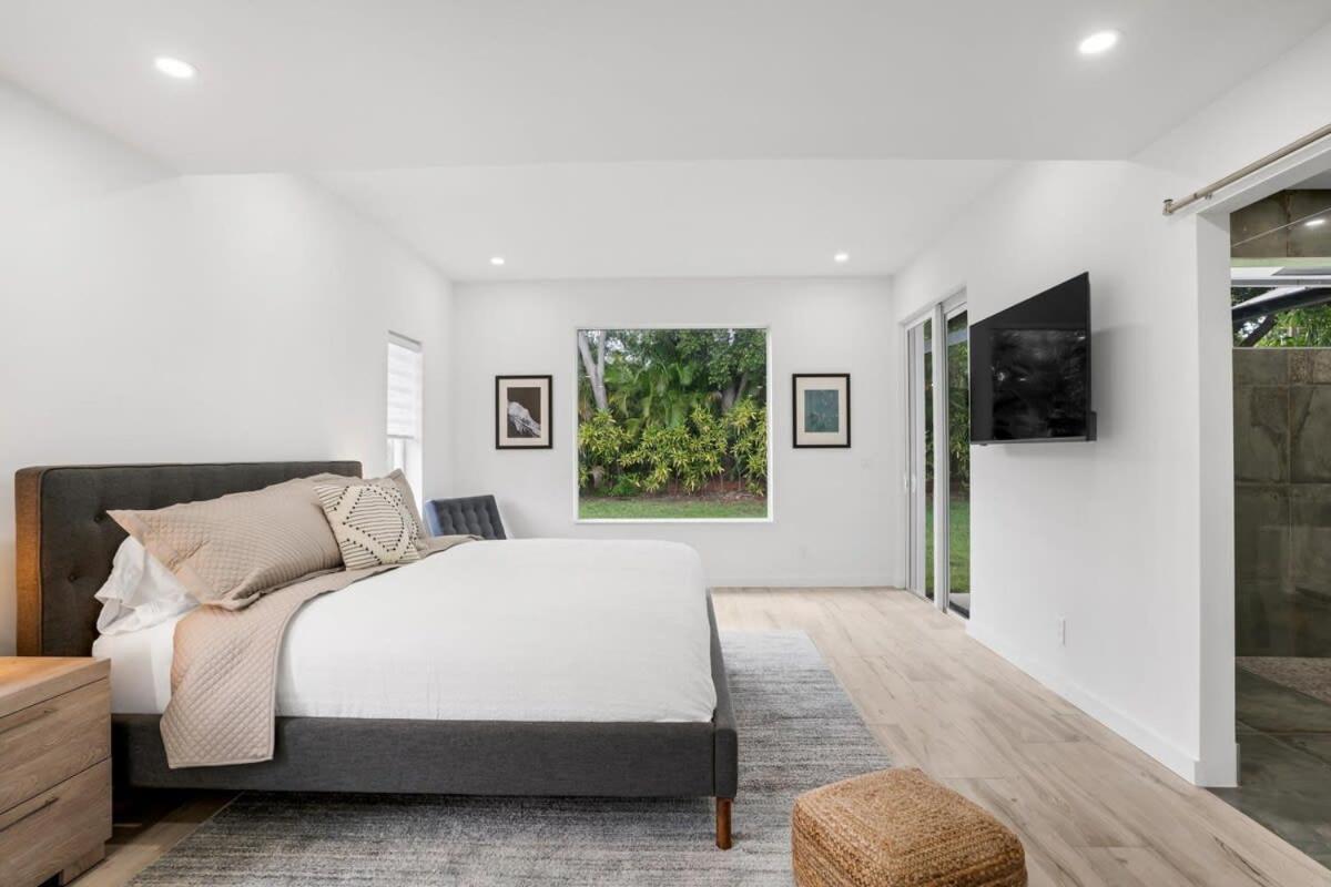 Stunning Modern Coastal - The Three Palms Holiday home *