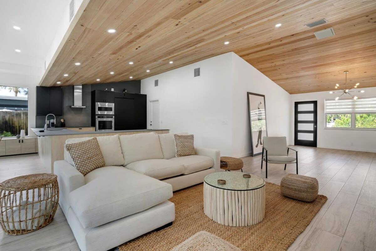 Stunning Modern Coastal - The Three Palms Holiday home