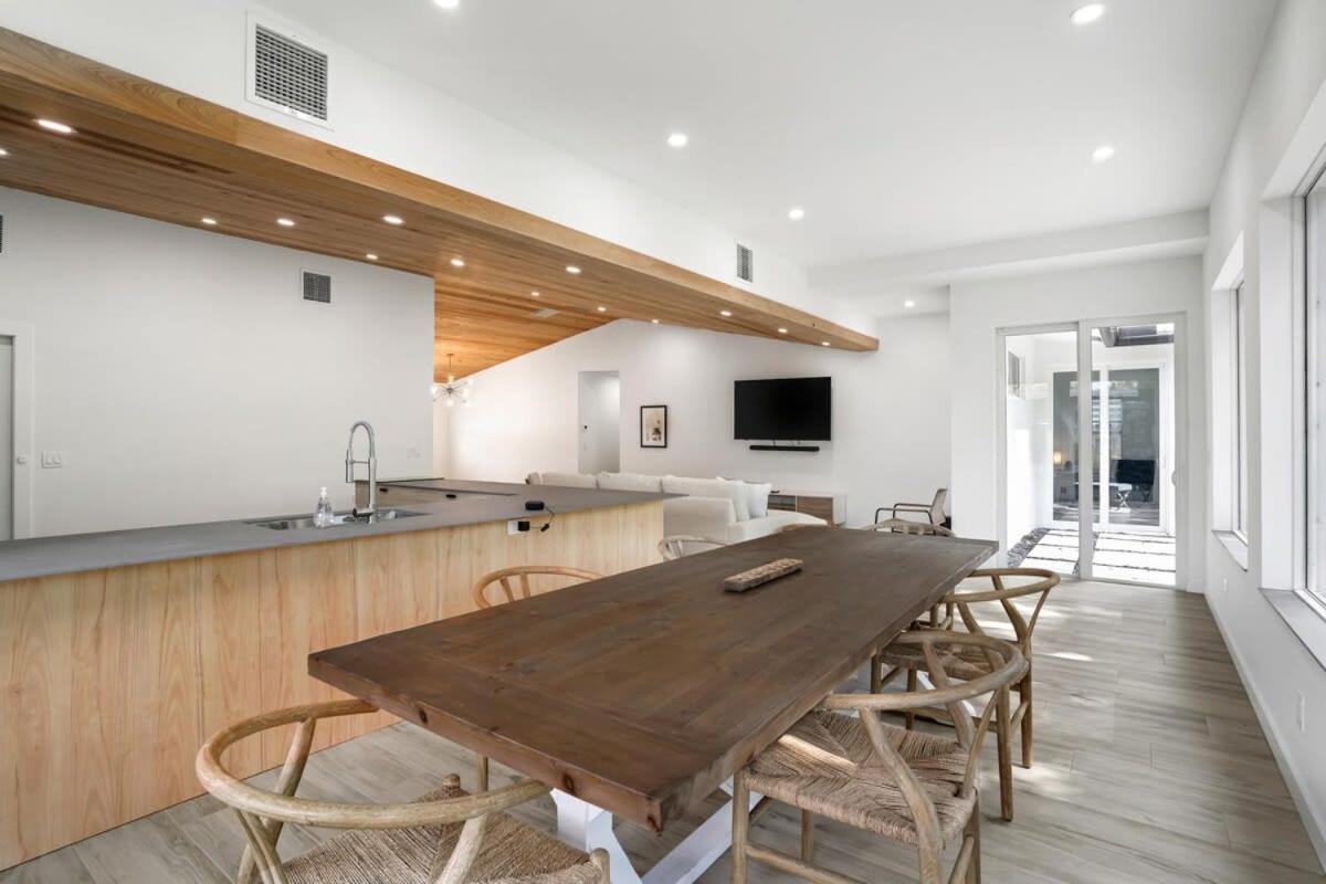 Holiday home Stunning Modern Coastal - The Three Palms *