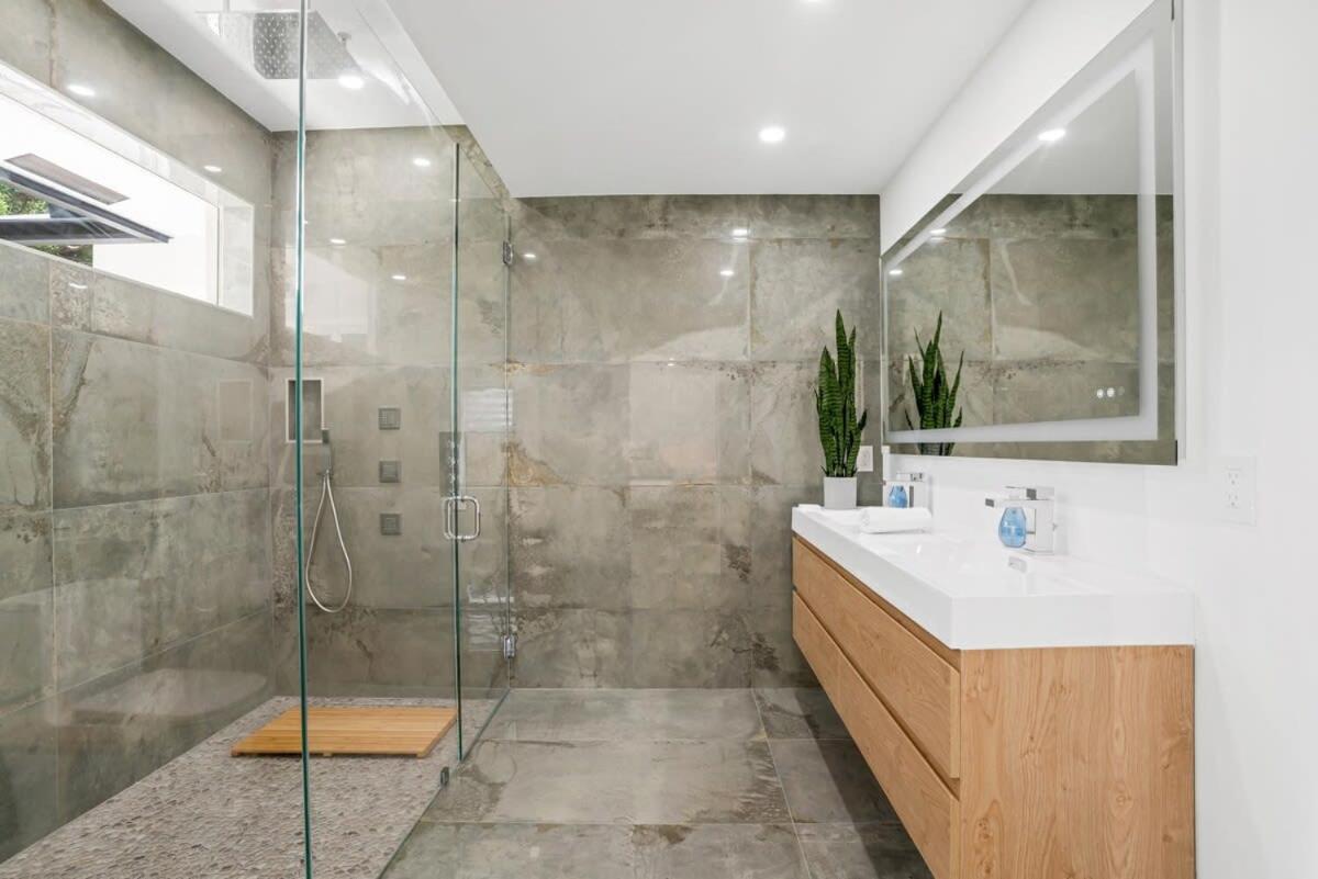 Stunning Modern Coastal - The Three Palms Holiday home