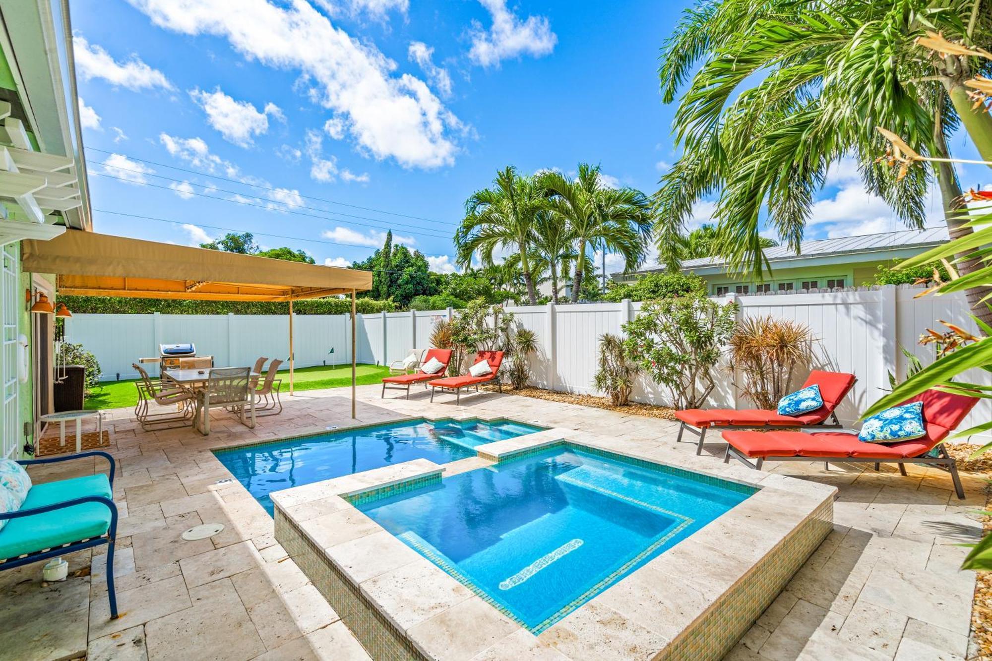 Heated Pool-spa & Putting Green! Walk To The Ave, 1mi To Beach! Holiday home Delray Beach