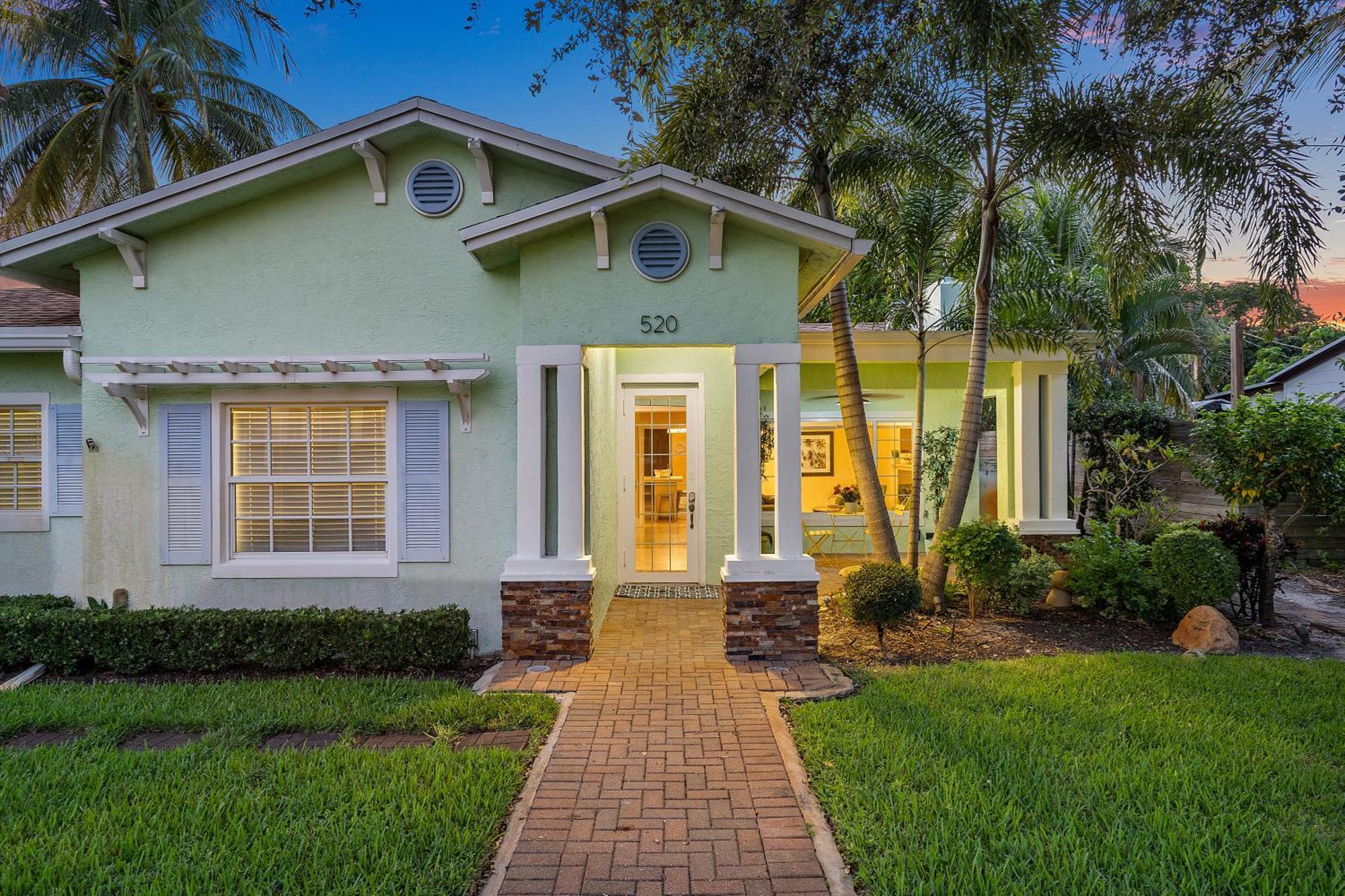 Heated Pool-spa & Putting Green! Walk To The Ave, 1mi To Beach! Holiday home Delray Beach