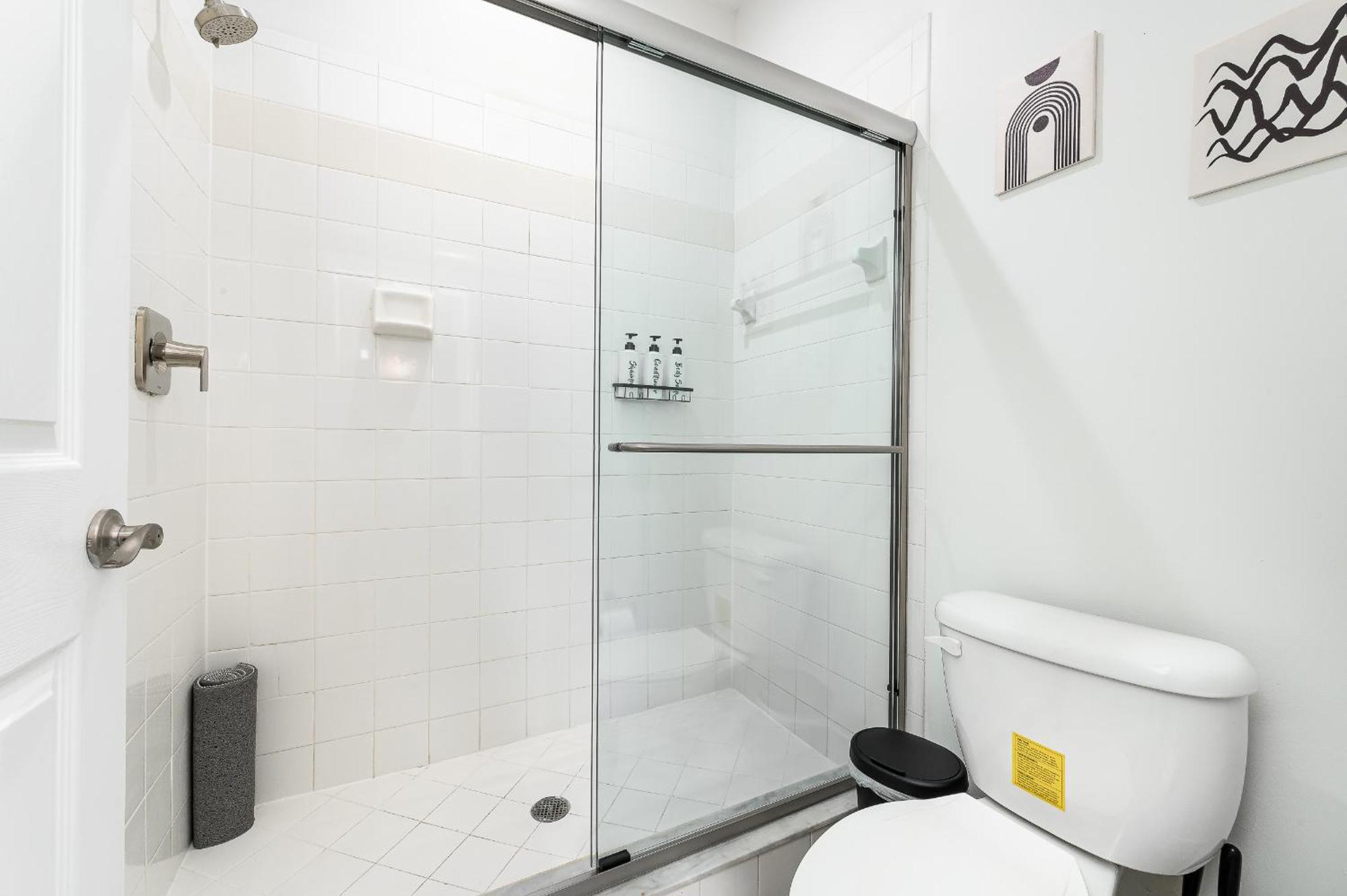 Newly Remodeled Lakefront Oasis Apartment *