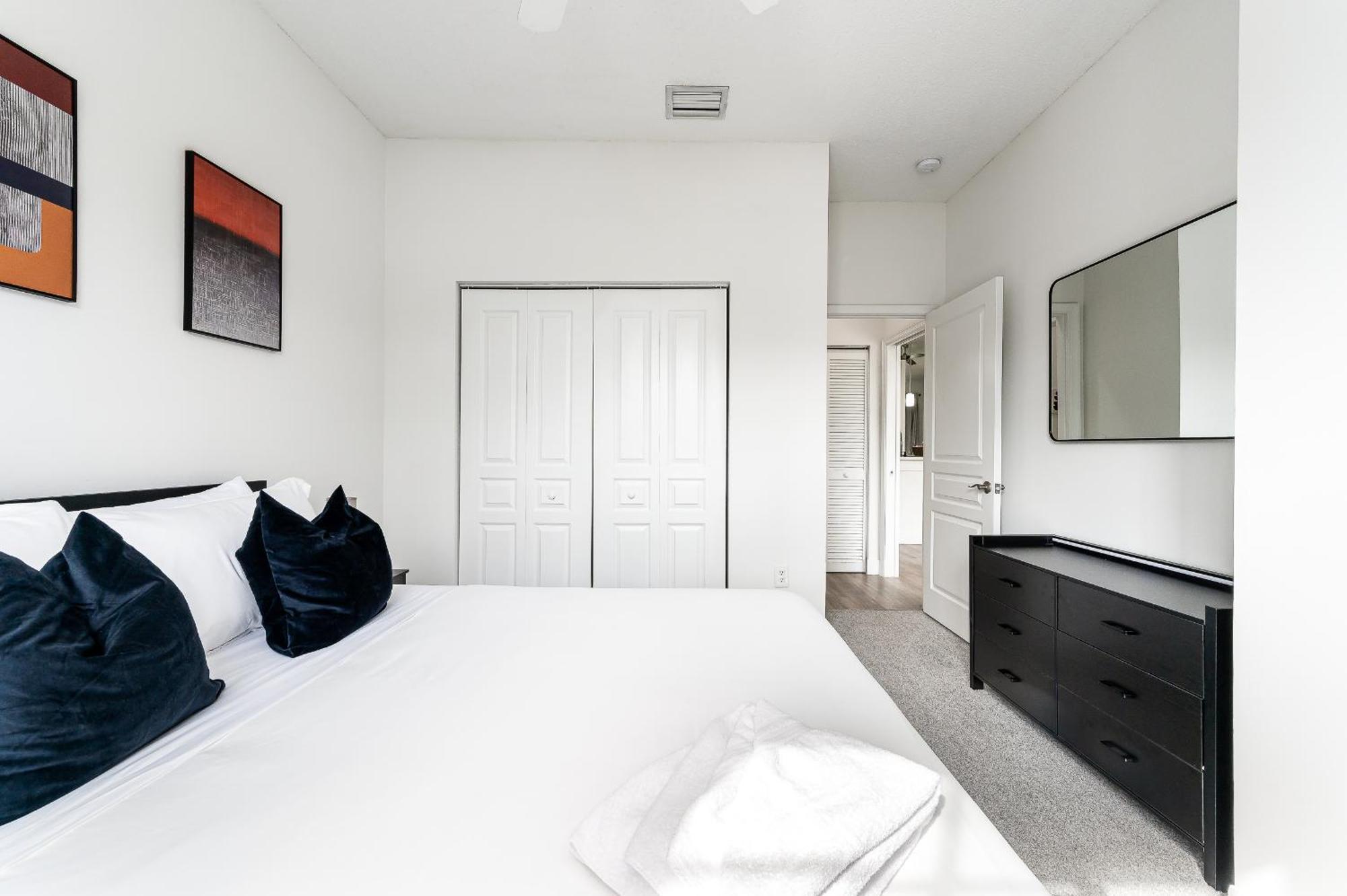 Apartment Newly Remodeled Lakefront Oasis *