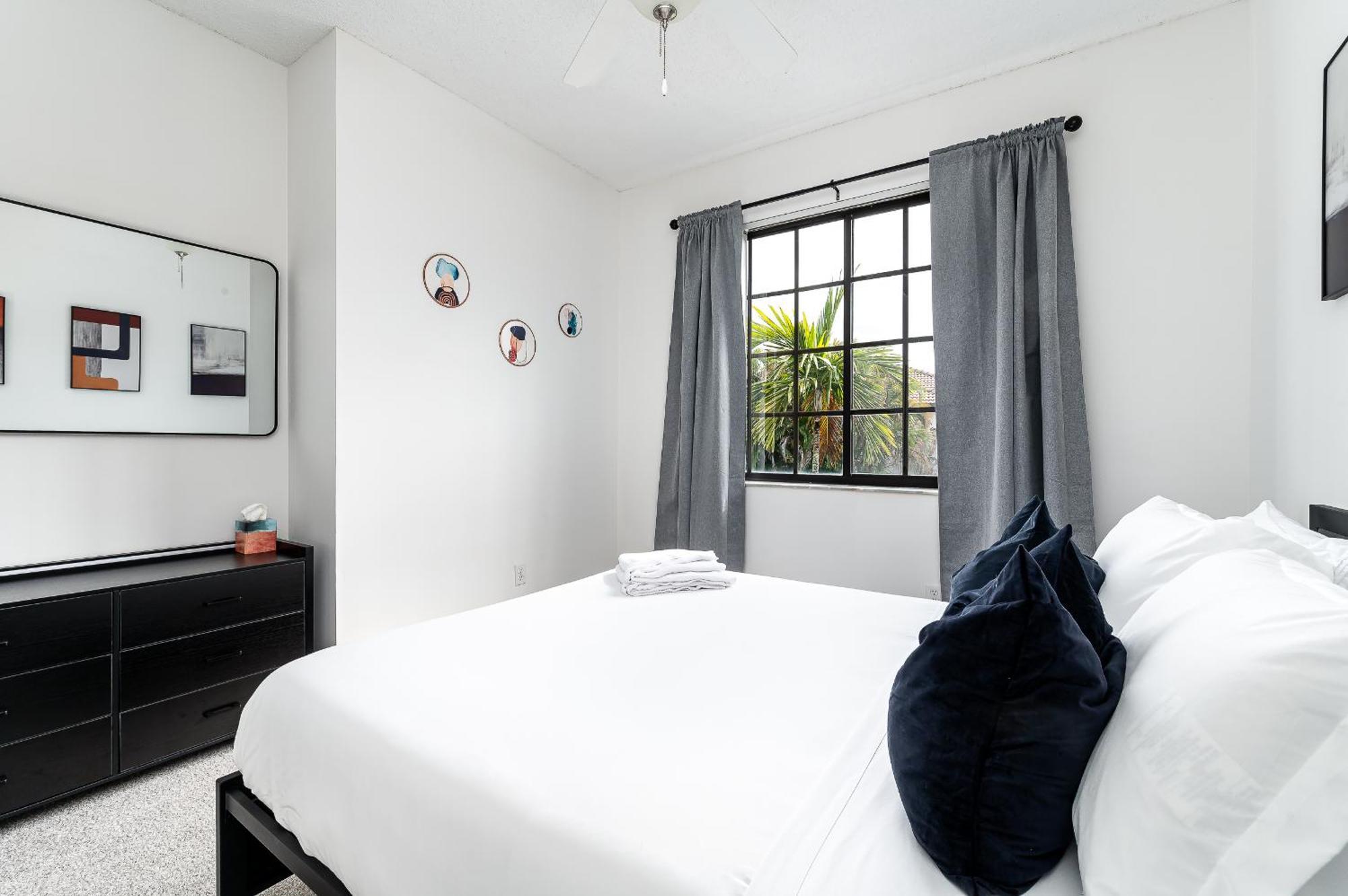 Apartment Newly Remodeled Lakefront Oasis