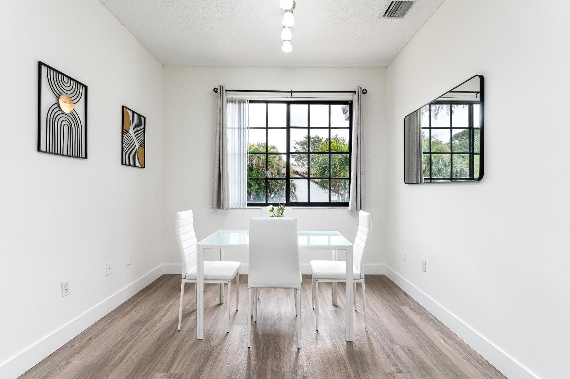 Newly Remodeled Lakefront Oasis Apartment *