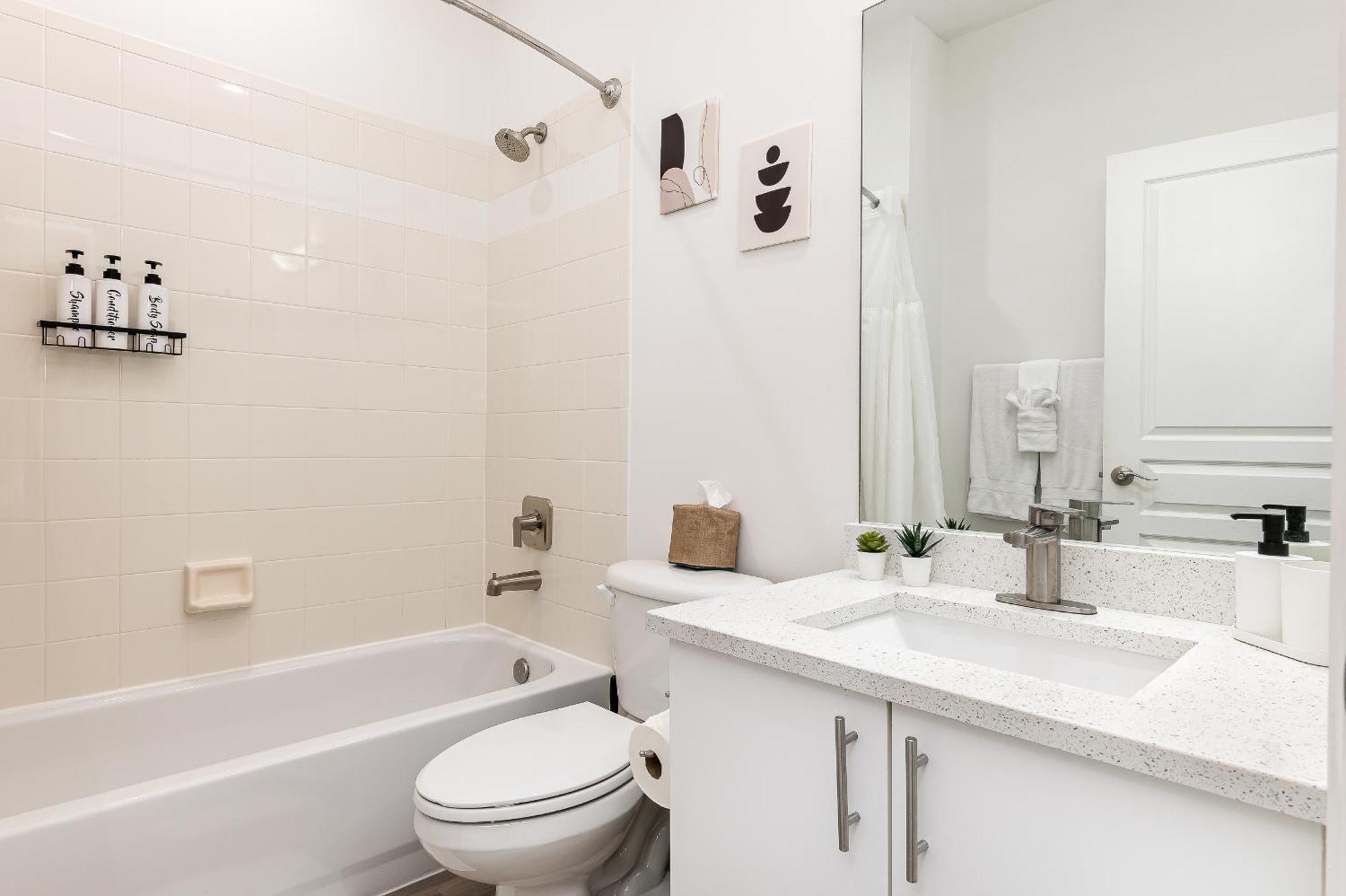 Newly Remodeled Lakefront Oasis Apartment