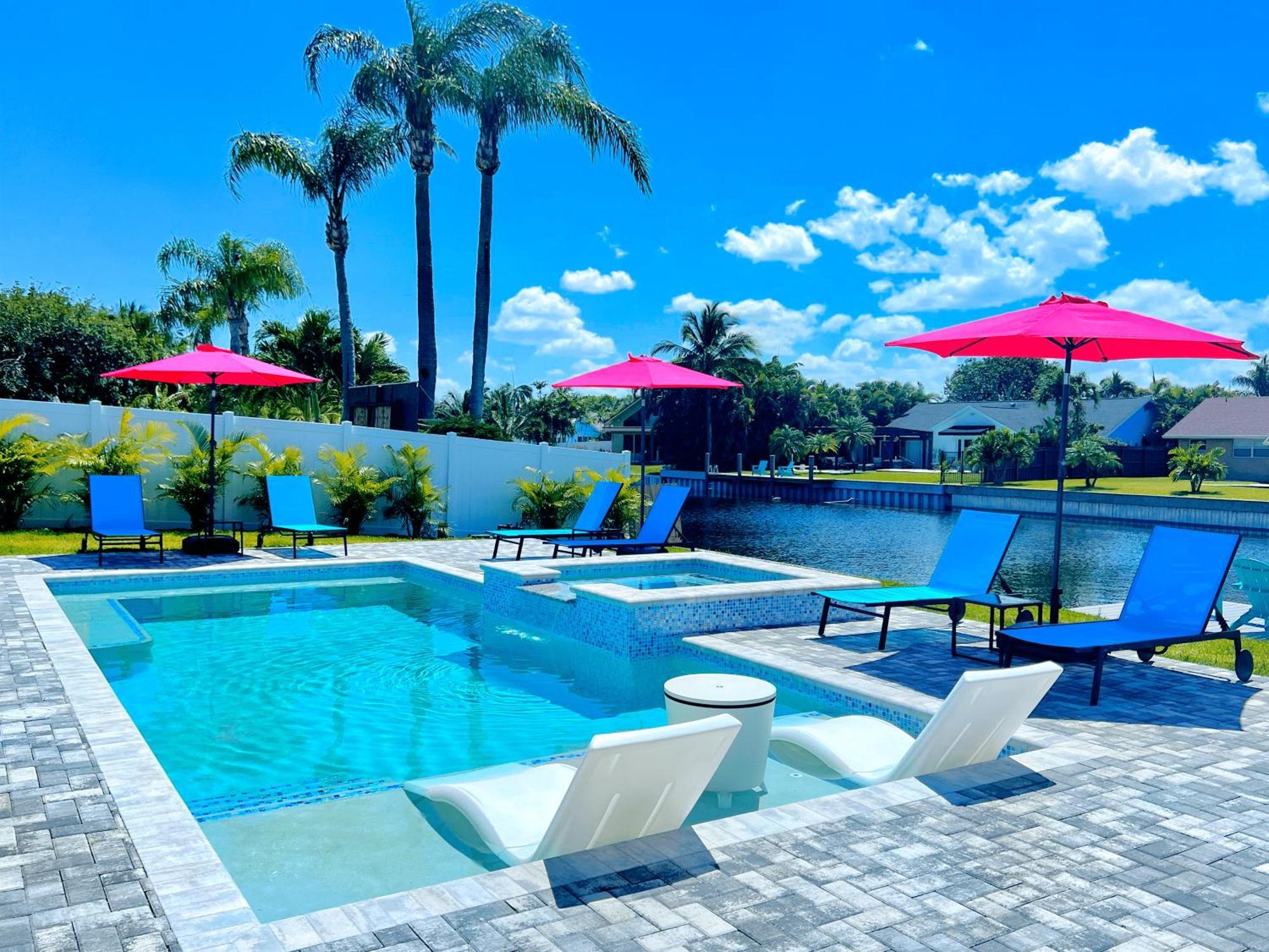 New Stunning Delray Waterfront Oasis - Heated Pool, Spa, Canal, Dock, Huge Patio, Pool Table! Delray Beach