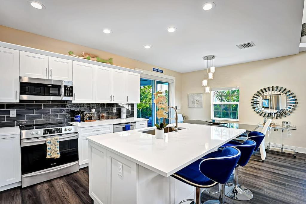 New Designer's Dream Oasis Heated Pool, Large Patio, Close To The Ave *