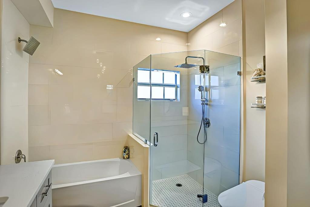 New Designer's Dream Oasis Heated Pool, Large Patio, Close To The Ave Delray Beach