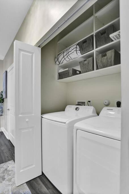 Holiday home New Designer's Dream Oasis Heated Pool, Large Patio, Close To The Ave