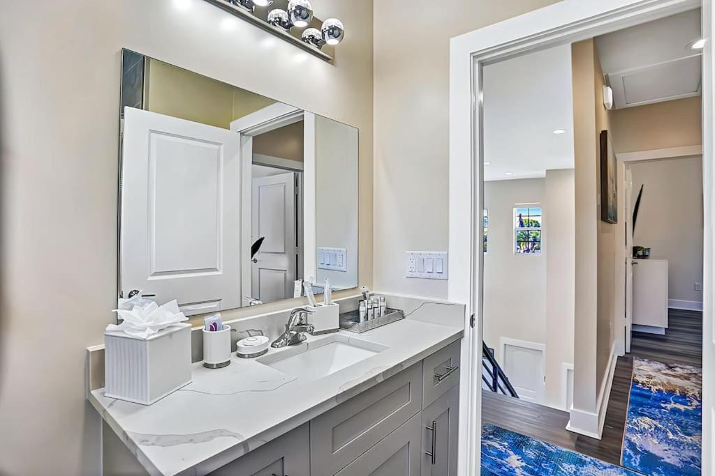 Holiday home New Designer's Dream Oasis Heated Pool, Large Patio, Close To The Ave
