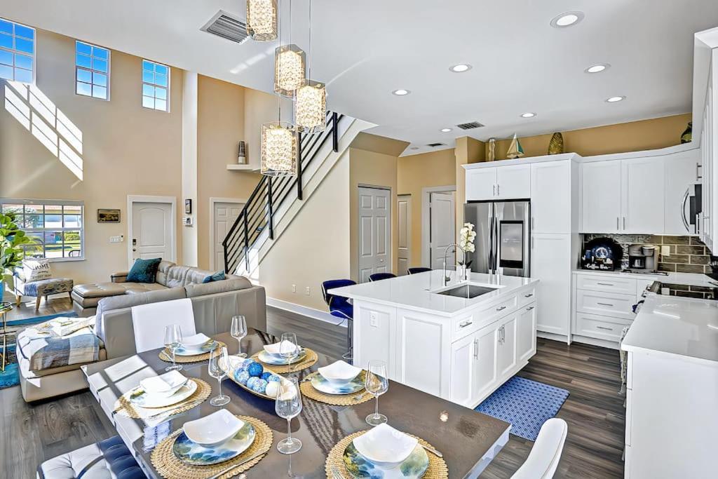 New Designer's Dream Oasis Heated Pool, Large Patio, Close To The Ave Holiday home *