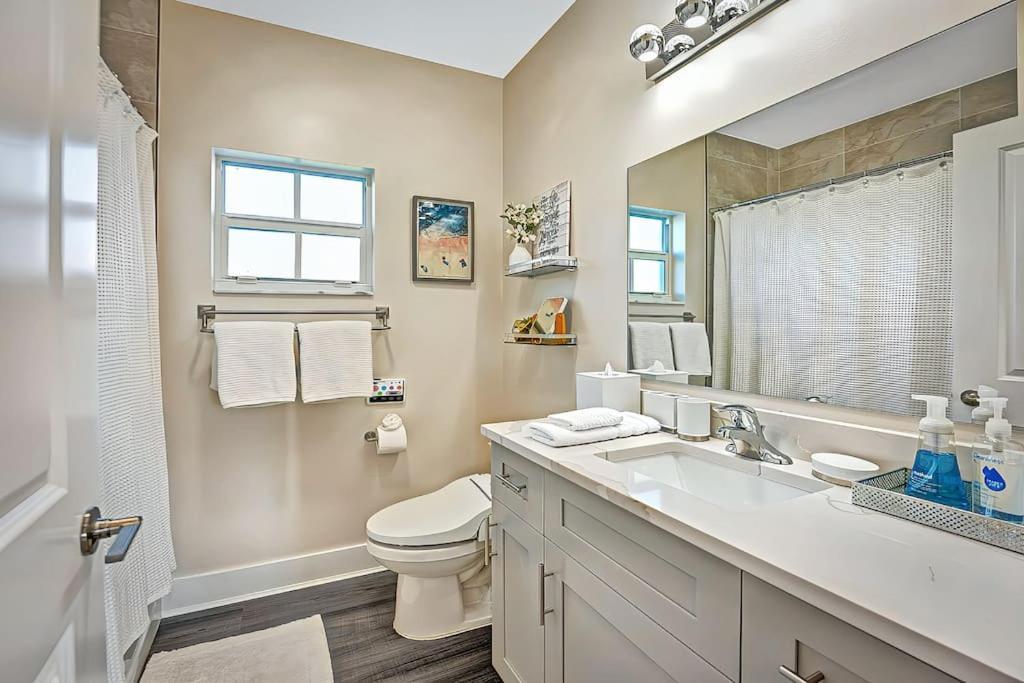 New Designer's Dream Oasis Heated Pool, Large Patio, Close To The Ave Holiday home Delray Beach