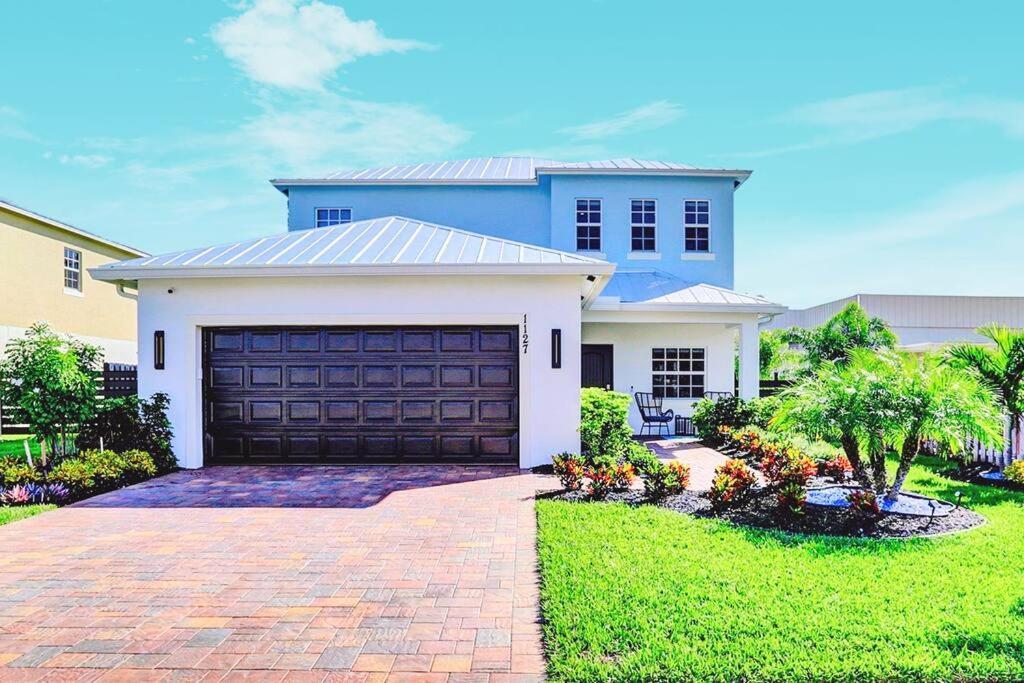 New Designer's Dream Oasis Heated Pool, Large Patio, Close To The Ave Holiday home Delray Beach