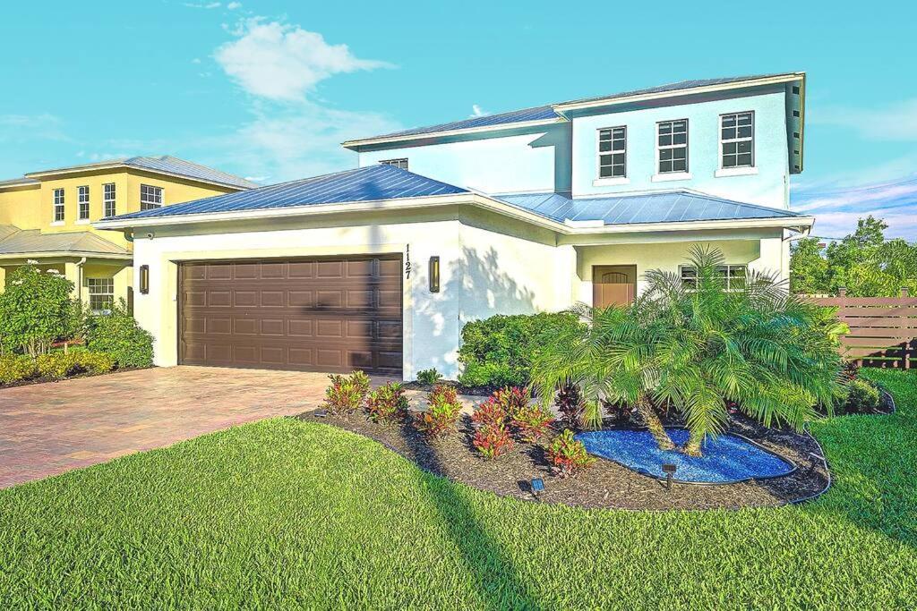 New Designer's Dream Oasis Heated Pool, Large Patio, Close To The Ave Holiday home Delray Beach