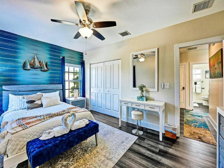 New Designer's Dream Oasis Heated Pool, Large Patio, Close To The Ave Holiday home *
