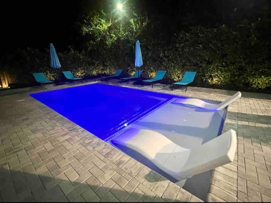 New Designer's Dream Oasis Heated Pool, Large Patio, Close To The Ave