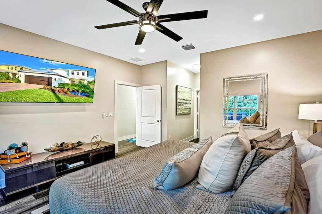 New Designer's Dream Oasis Heated Pool, Large Patio, Close To The Ave Holiday home