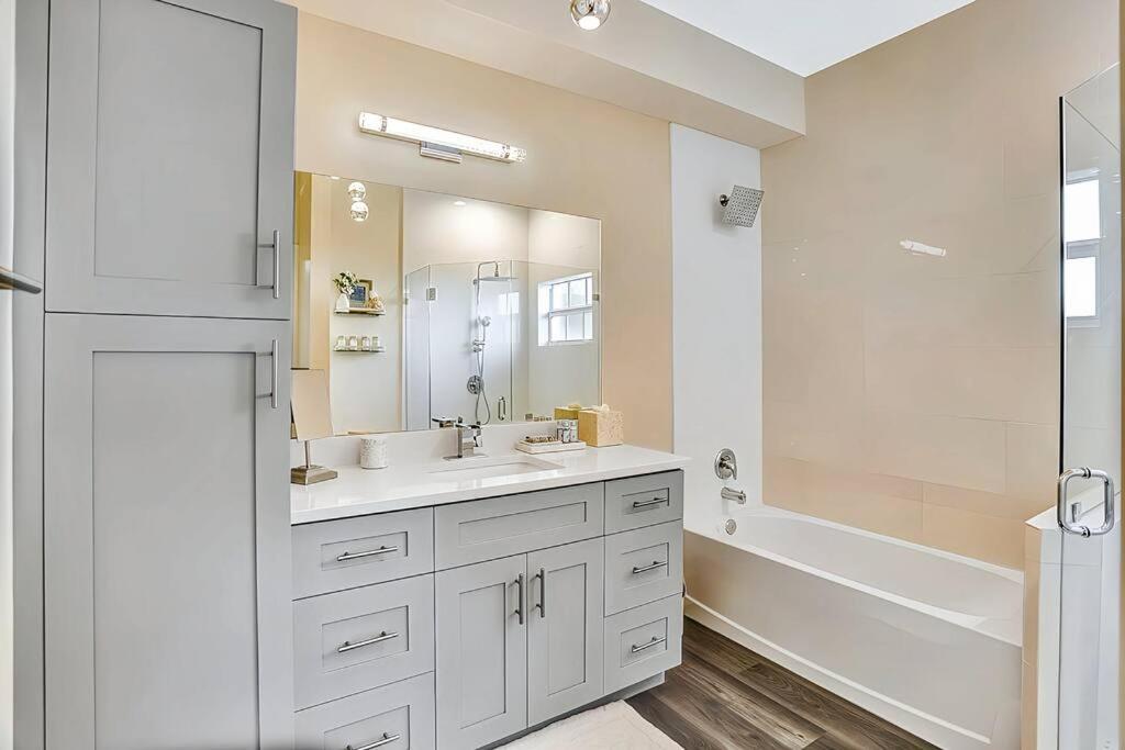 New Designer's Dream Oasis Heated Pool, Large Patio, Close To The Ave Holiday home *