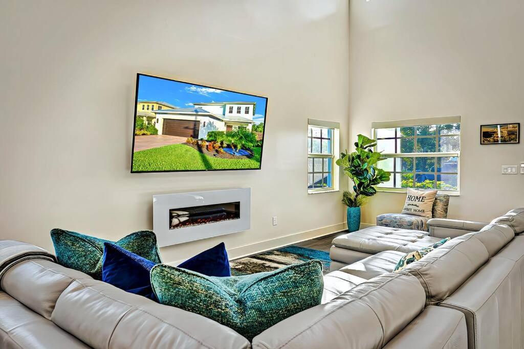 Holiday home New Designer's Dream Oasis Heated Pool, Large Patio, Close To The Ave
