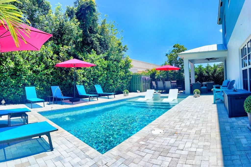 New Designer's Dream Oasis Heated Pool, Large Patio, Close To The Ave Holiday home *