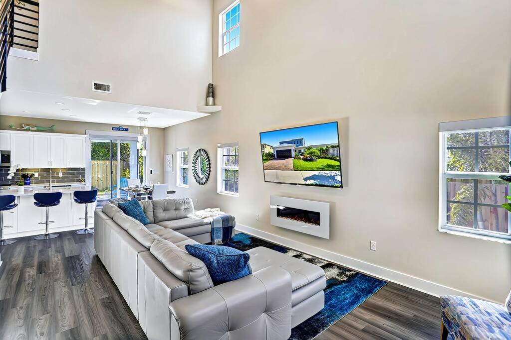 New Designer's Dream Oasis Heated Pool, Large Patio, Close To The Ave *