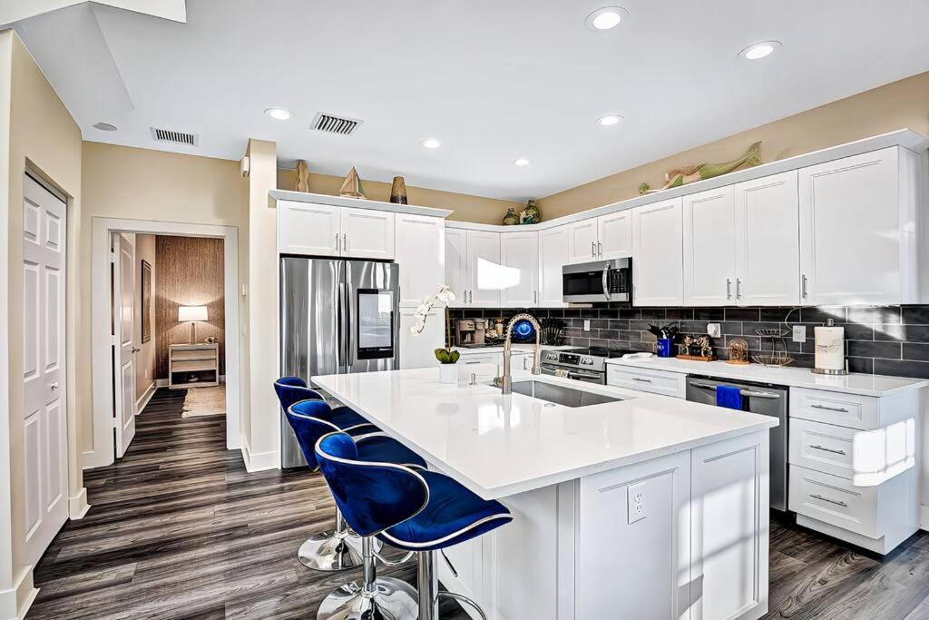 New Designer's Dream Oasis Heated Pool, Large Patio, Close To The Ave