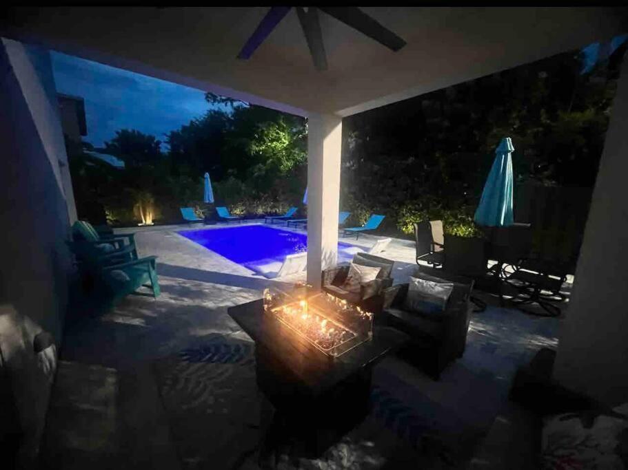 Holiday home New Designer's Dream Oasis Heated Pool, Large Patio, Close To The Ave