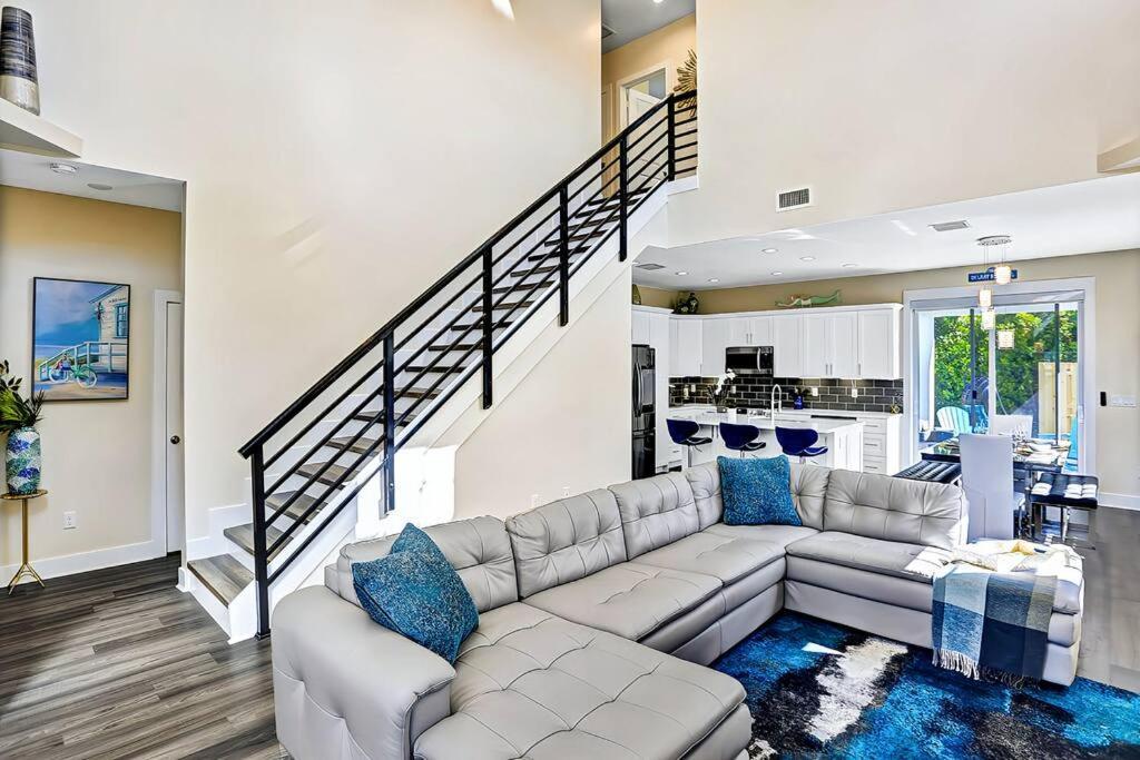 Holiday home New Designer's Dream Oasis Heated Pool, Large Patio, Close To The Ave *