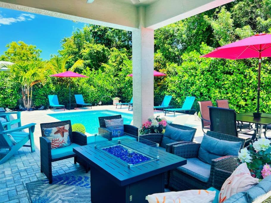 Holiday home New Designer's Dream Oasis Heated Pool, Large Patio, Close To The Ave