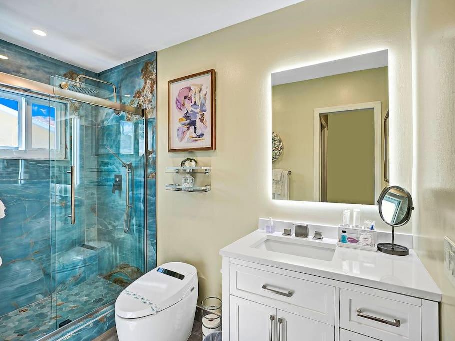 New Stunning Delray Waterfront Oasis - Heated Pool, Spa, Canal, Dock, Huge Patio, Pool Table! Delray Beach