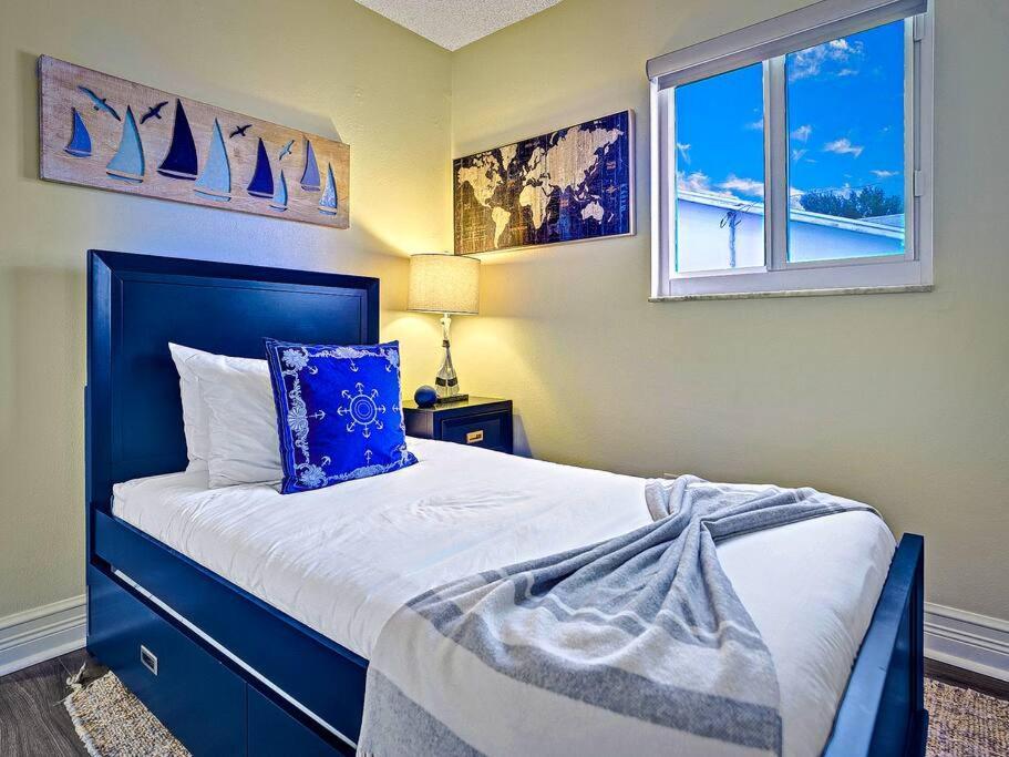New Stunning Delray Waterfront Oasis - Heated Pool, Spa, Canal, Dock, Huge Patio, Pool Table!