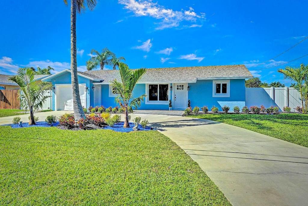 Holiday home New Stunning Delray Waterfront Oasis - Heated Pool, Spa, Canal, Dock, Huge Patio, Pool Table! *