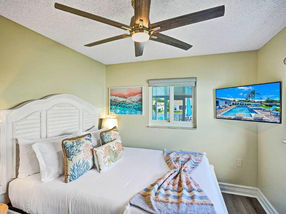 Holiday home New Stunning Delray Waterfront Oasis - Heated Pool, Spa, Canal, Dock, Huge Patio, Pool Table! Delray Beach