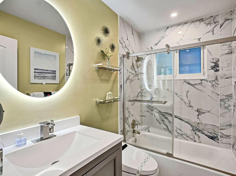 New Stunning Delray Waterfront Oasis - Heated Pool, Spa, Canal, Dock, Huge Patio, Pool Table! Delray Beach