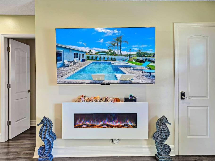 New Stunning Delray Waterfront Oasis - Heated Pool, Spa, Canal, Dock, Huge Patio, Pool Table! Delray Beach